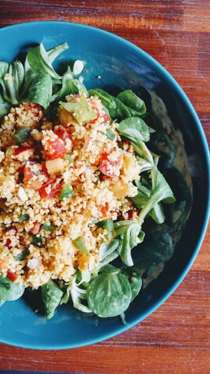 Taboulé avec de l'ananas et des amandes
